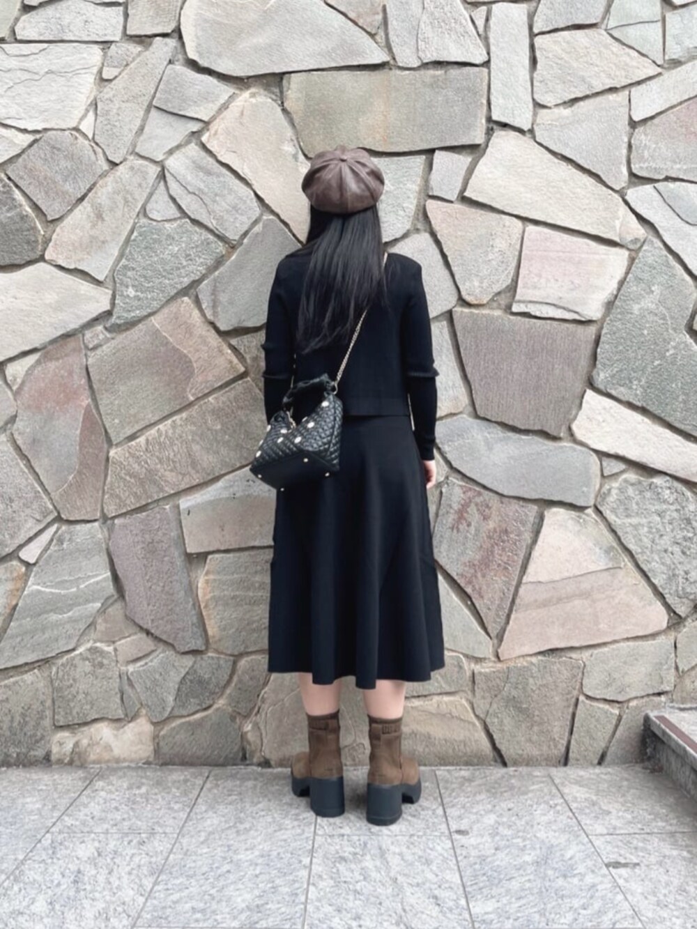 ブラック系のショルダーバッグ、ブラック系のカーディガン/ボレロ、ブラック系のワンピースを着用したレディースの秋コーディネートの2枚目の写真