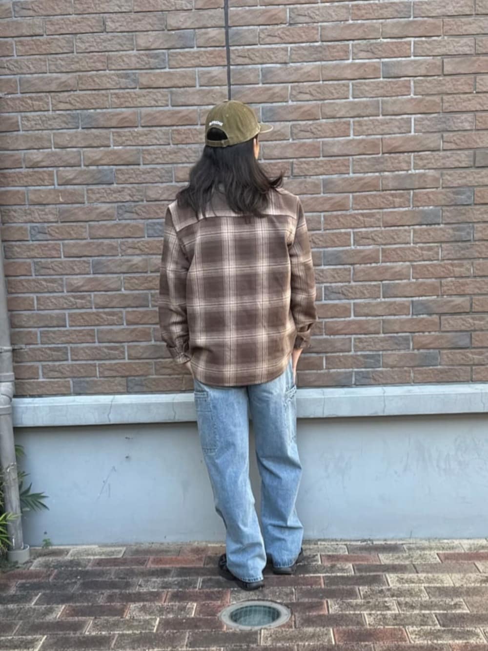 ホワイト系のTシャツ/カットソー、ブラウン系のシャツ/ブラウスを着用したメンズの秋コーディネートの2枚目の写真