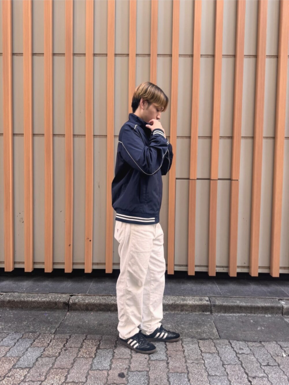 ブルー系のその他アウターを着用したメンズの秋コーディネートの3枚目の写真