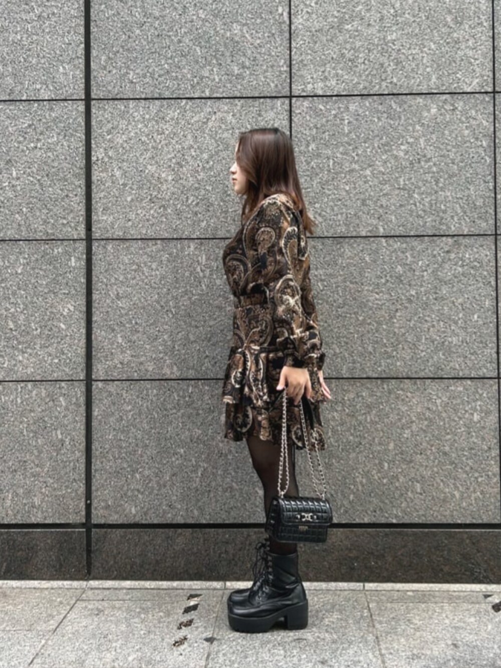 ブラウン系のワンピース、ブラック系のショルダーバッグを着用したレディースの秋コーディネートの3枚目の写真