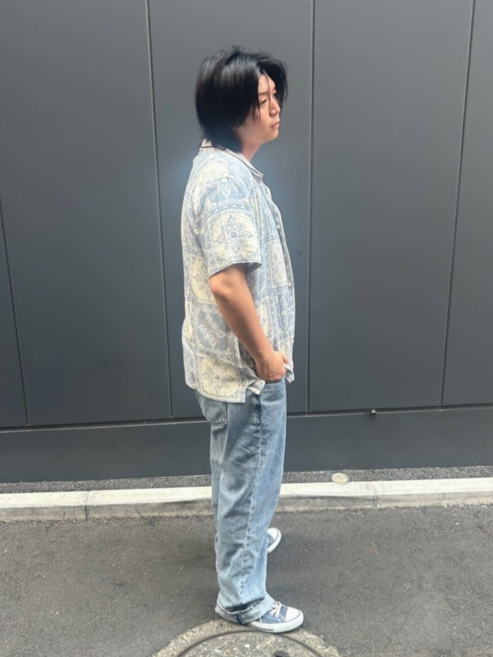 ブルー系のデニムパンツ、ブルー系のポロシャツ、ブルー系のシャツ/ブラウスを着用したメンズの夏コーディネートの3枚目の写真