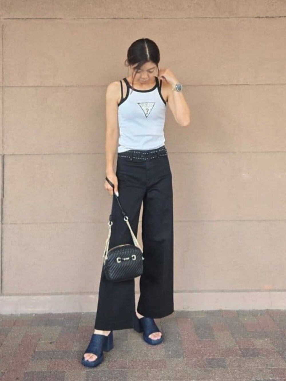 ブラック系のデニムパンツ、ホワイト系のタンクトップ、ホワイト系のシャツ/ブラウスを着用したレディースの夏コーディネートの4枚目の写真