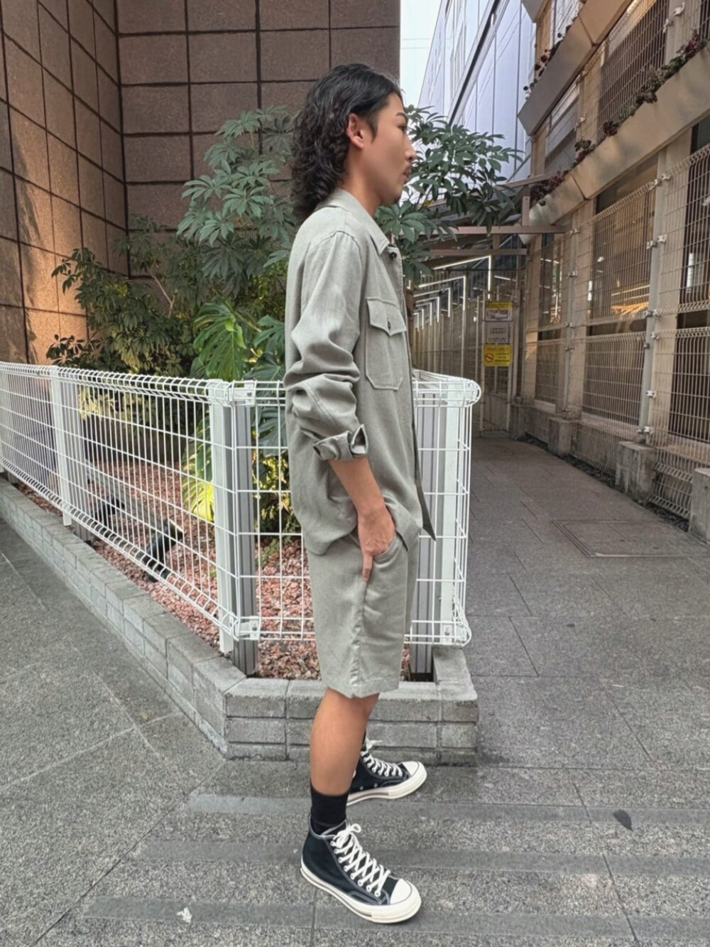 ブラウン系のシャツ/ブラウス、グリーン系のその他パンツを着用したメンズの夏コーディネートの3枚目の写真