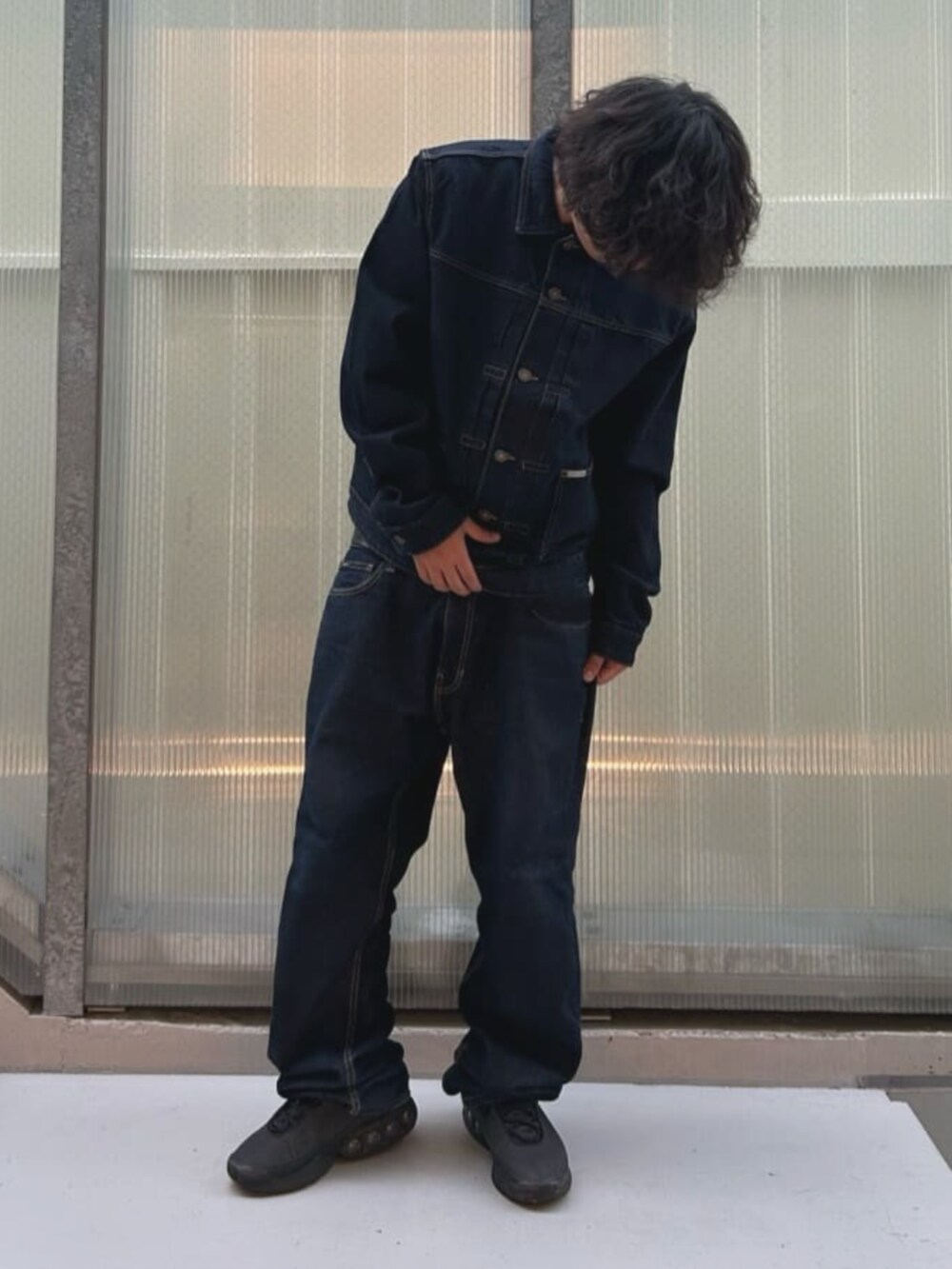 ブルー系のデニムジャケットを着用したメンズの夏コーディネートの5枚目の写真