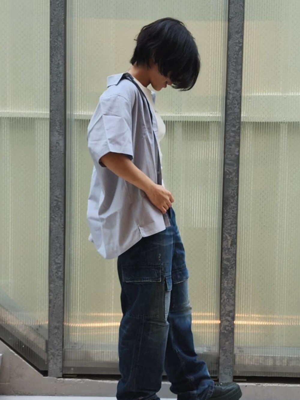 ホワイト系のTシャツ/カットソー、グレー系のシャツ/ブラウス、ブルー系のデニムパンツを着用したレディースの秋コーディネートの4枚目の写真