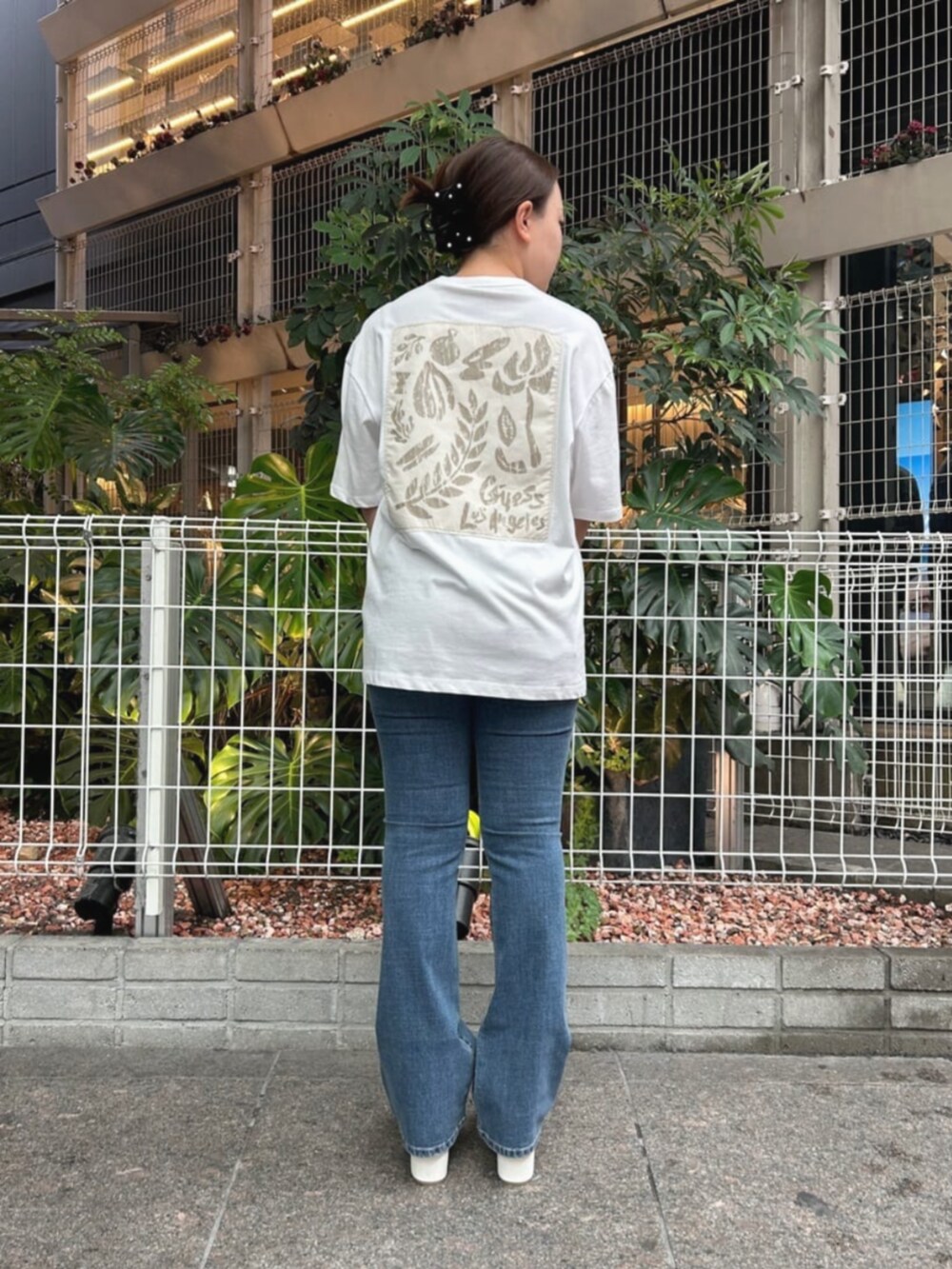 ブルー系のデニムパンツ、ブラック系のショルダーバッグ、ブルー系のシャツ/ブラウスを着用したレディースの秋コーディネートの4枚目の写真