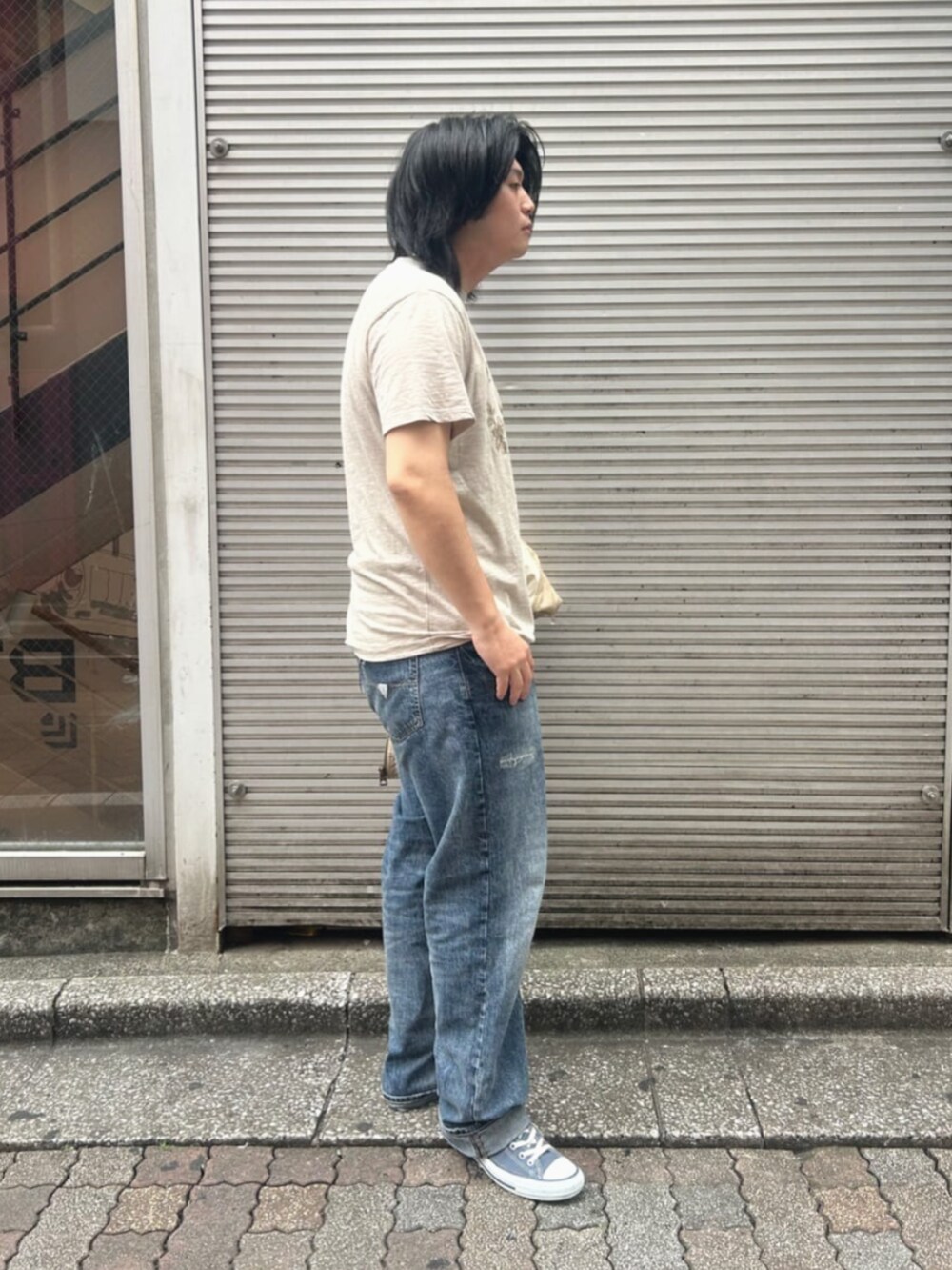 ブルー系のデニムパンツ、ベージュ系のその他アウター、ベージュ系のTシャツ/カットソーを着用したメンズの秋コーディネートの6枚目の写真