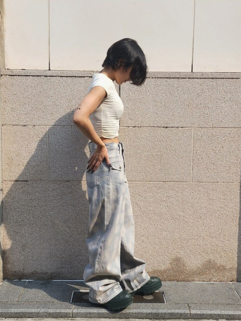 ホワイト系のTシャツ/カットソー、ブルー系のデニムパンツを着用したレディースの夏コーディネートの4枚目の写真