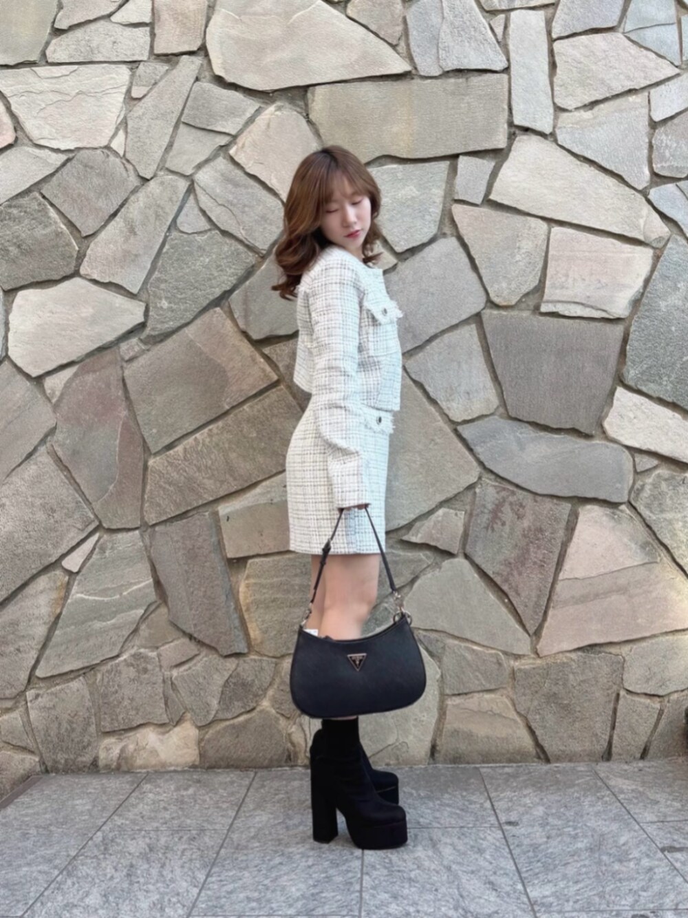 ブラック系のショルダーバッグ、ブラック系のタンクトップ、ホワイト系のその他アウターを着用したレディースの秋コーディネートの3枚目の写真