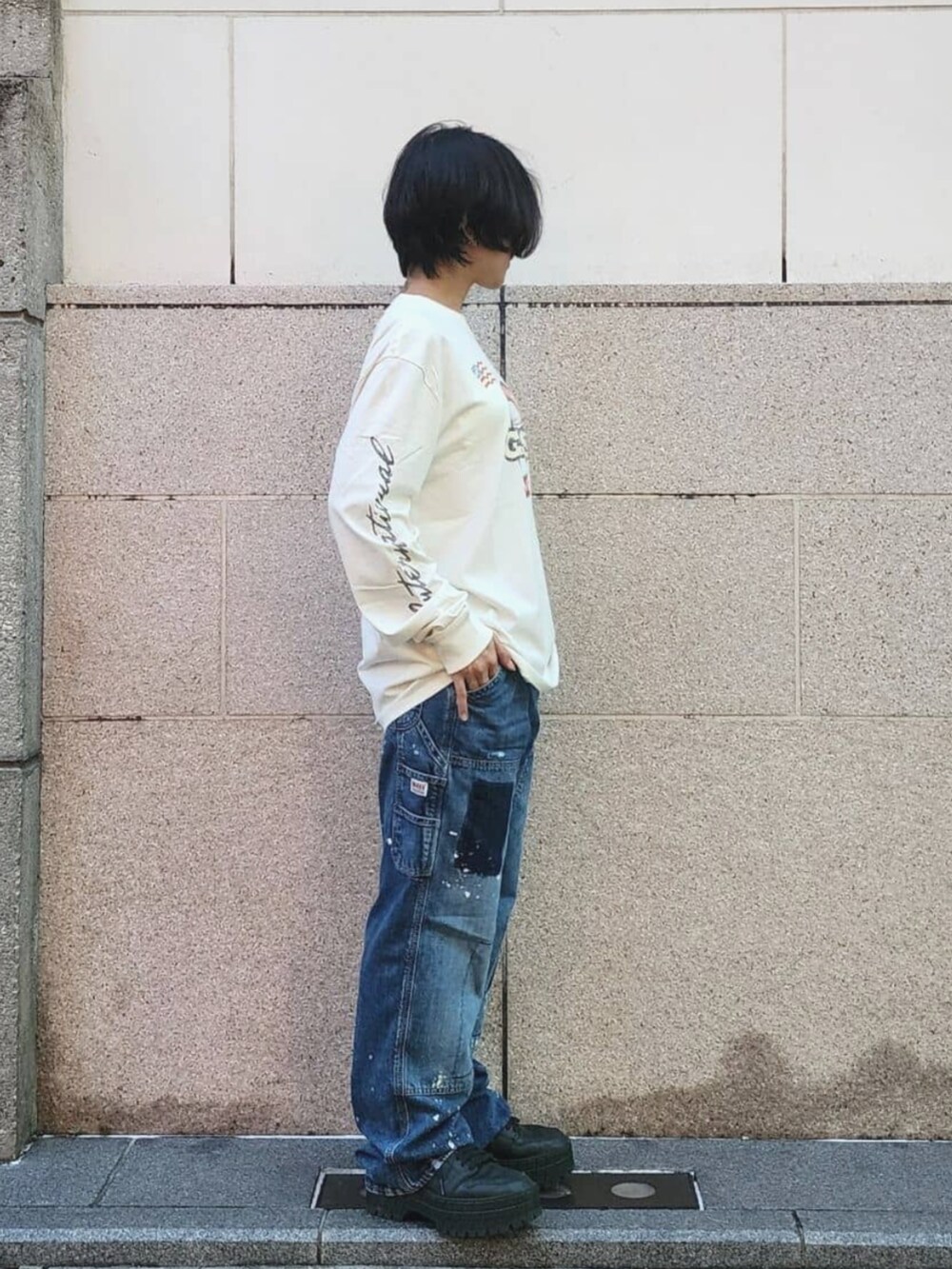 ホワイト系のTシャツ/カットソー、ブルー系のデニムパンツを着用したレディースの夏コーディネートの4枚目の写真