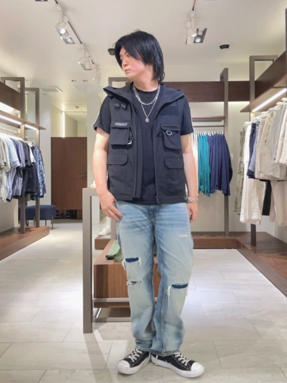 ブルー系のデニムパンツ、シルバー系のブレスレットを着用したメンズの夏コーディネートの4枚目の写真