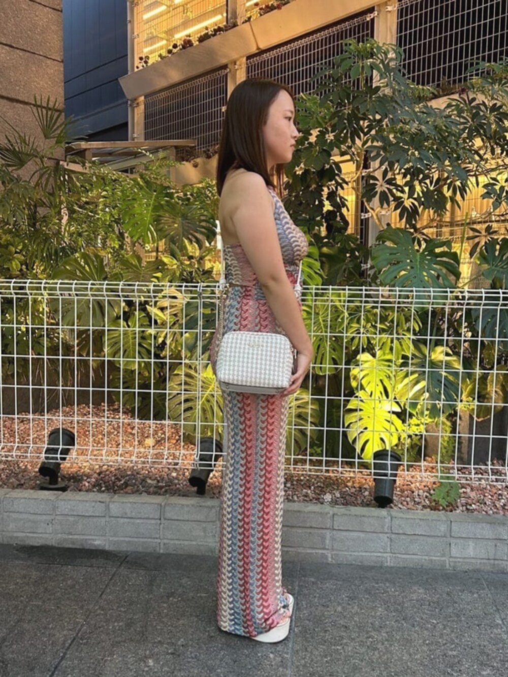 その他のタンクトップ、その他のその他パンツ、ホワイト系のショルダーバッグを着用したレディースの秋コーディネートの2枚目の写真