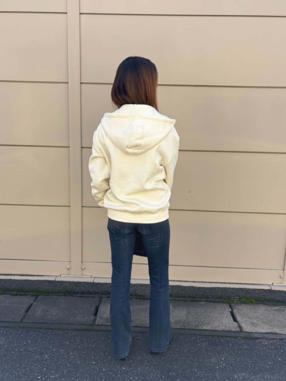 ブラック系のバックパック/リュック、ホワイト系のパーカーを着用したレディースの秋コーディネートの2枚目の写真