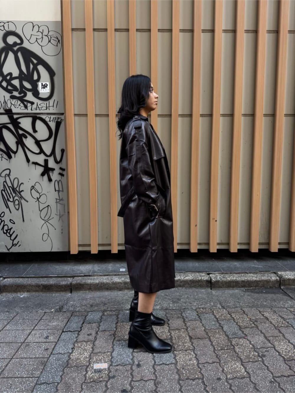 ブラウン系のワンピース、ブラウン系のトレンチコートを着用したレディースの春コーディネートの3枚目の写真