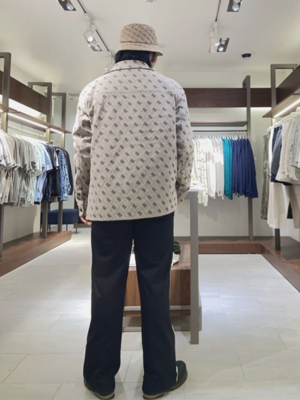 ベージュ系のシャツ/ブラウス、ブラック系のスウェットパンツ、ベージュ系のハットを着用したメンズの夏コーディネートの2枚目の写真