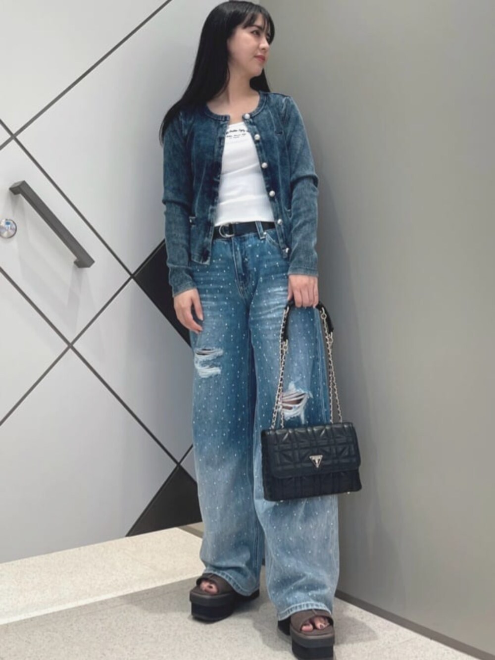 ブルー系のデニムパンツ、ブルー系のカーディガン/ボレロ、ホワイト系のタンクトップを着用したレディースの夏コーディネートの5枚目の写真