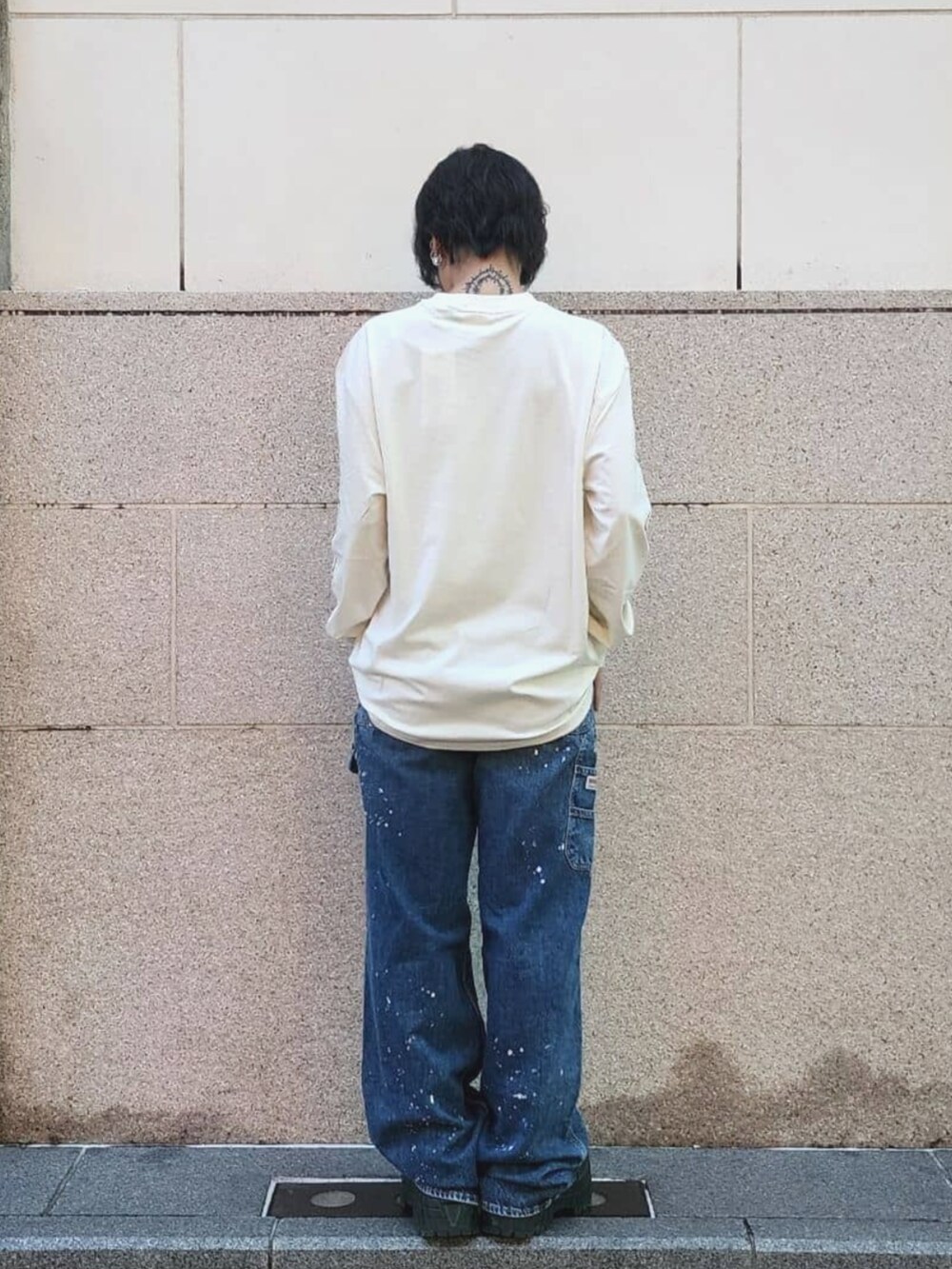 ホワイト系のTシャツ/カットソー、ブルー系のデニムパンツを着用したレディースの夏コーディネートの2枚目の写真