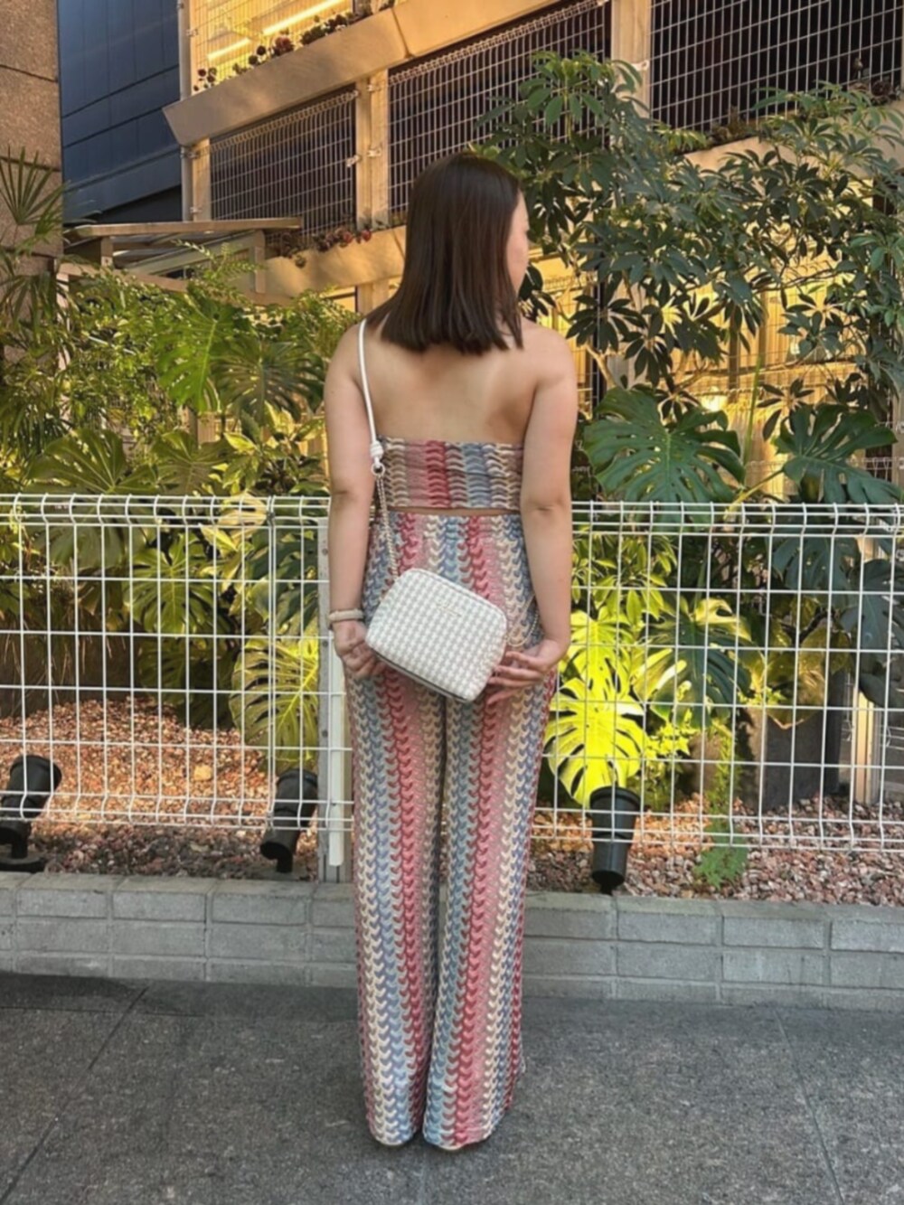 その他のタンクトップ、その他のその他パンツ、ホワイト系のショルダーバッグを着用したレディースの秋コーディネートの3枚目の写真
