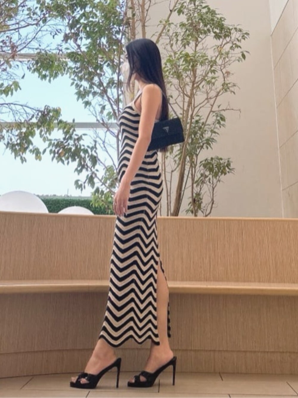 ブラック系のワンピースを着用したレディースの夏コーディネートの3枚目の写真