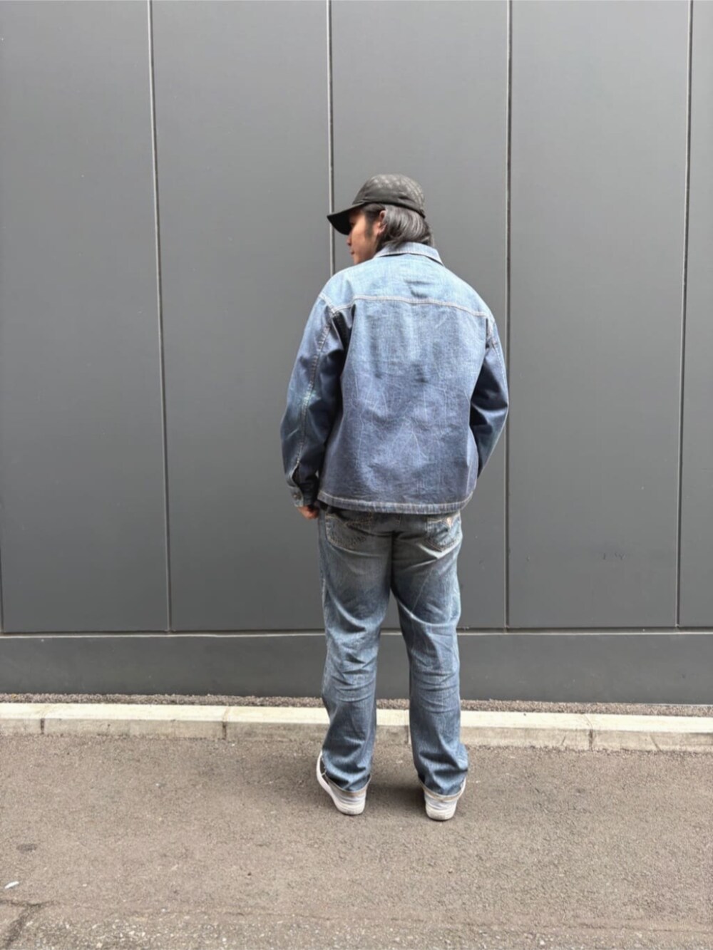 ブルー系のポロシャツ、ブルー系のデニムパンツ、ブルー系のデニムジャケットを着用したメンズの秋コーディネートの5枚目の写真