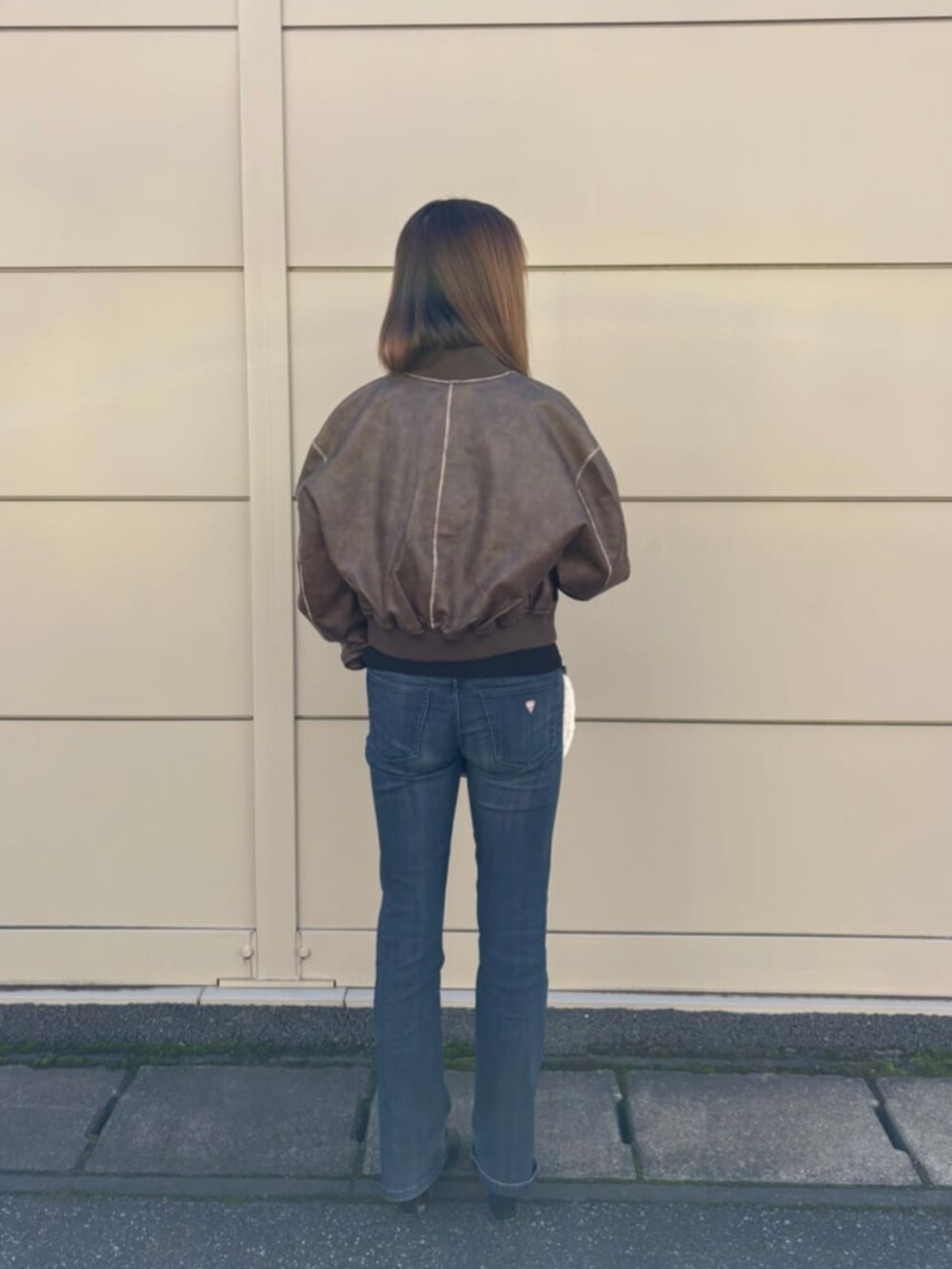 ブラック系のショルダーバッグ、ブラック系のその他アウターを着用したレディースの秋コーディネートの2枚目の写真