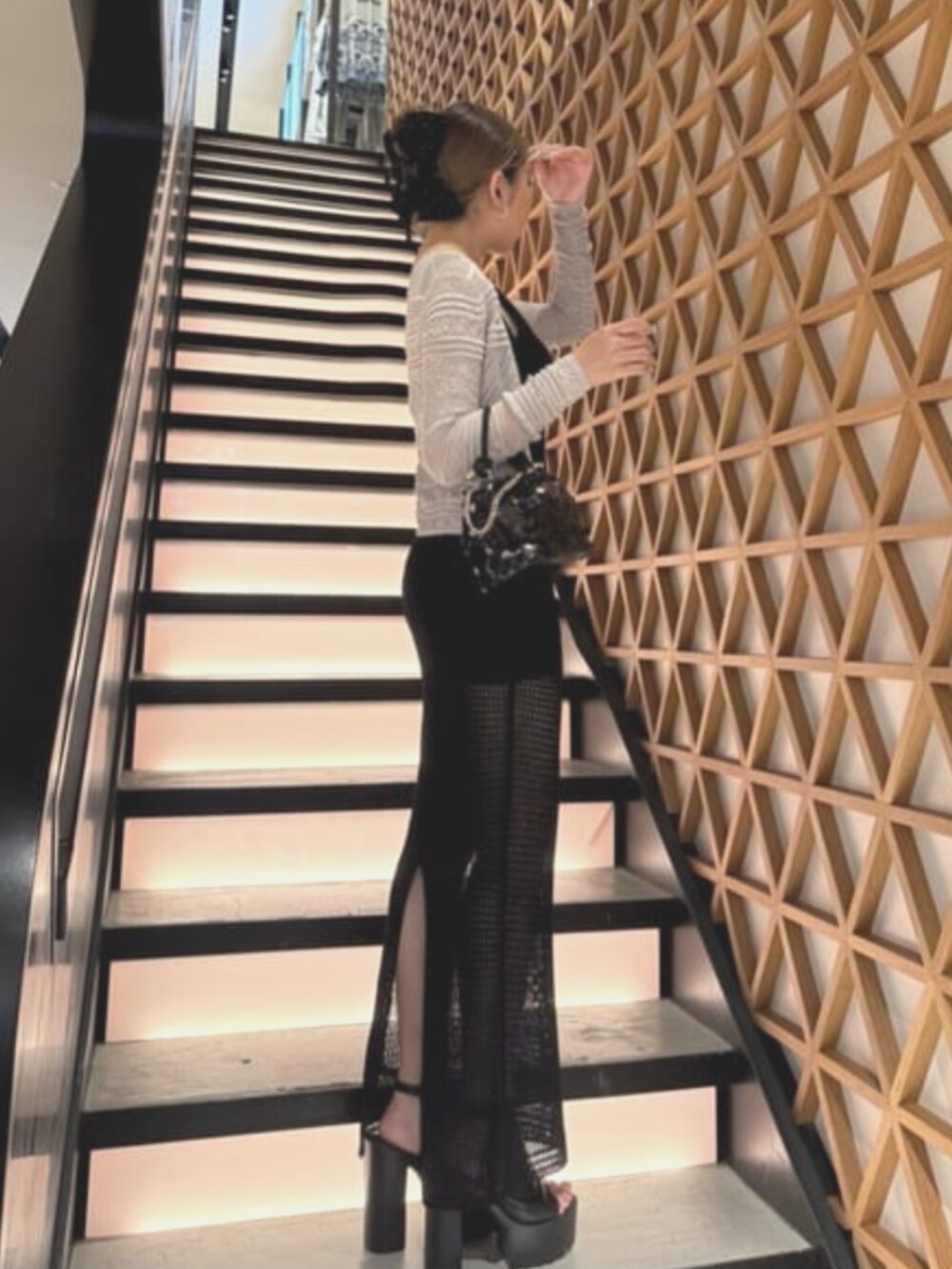 ブラック系のショルダーバッグ、ブラック系のワンピースを着用したレディースの夏コーディネートの3枚目の写真