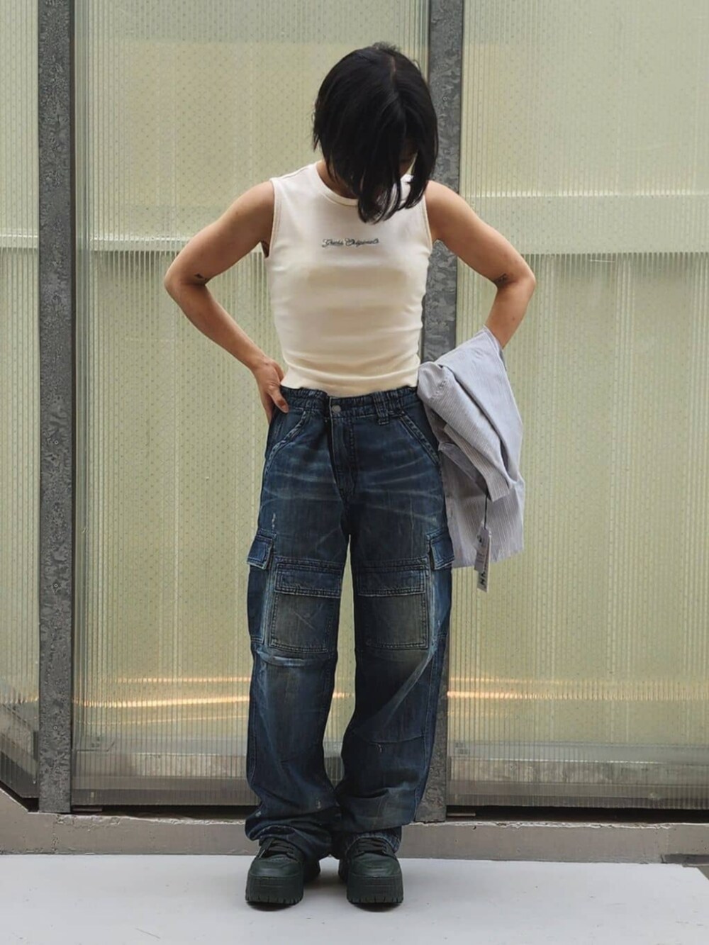 ホワイト系のTシャツ/カットソー、グレー系のシャツ/ブラウス、ブルー系のデニムパンツを着用したレディースの秋コーディネートの5枚目の写真