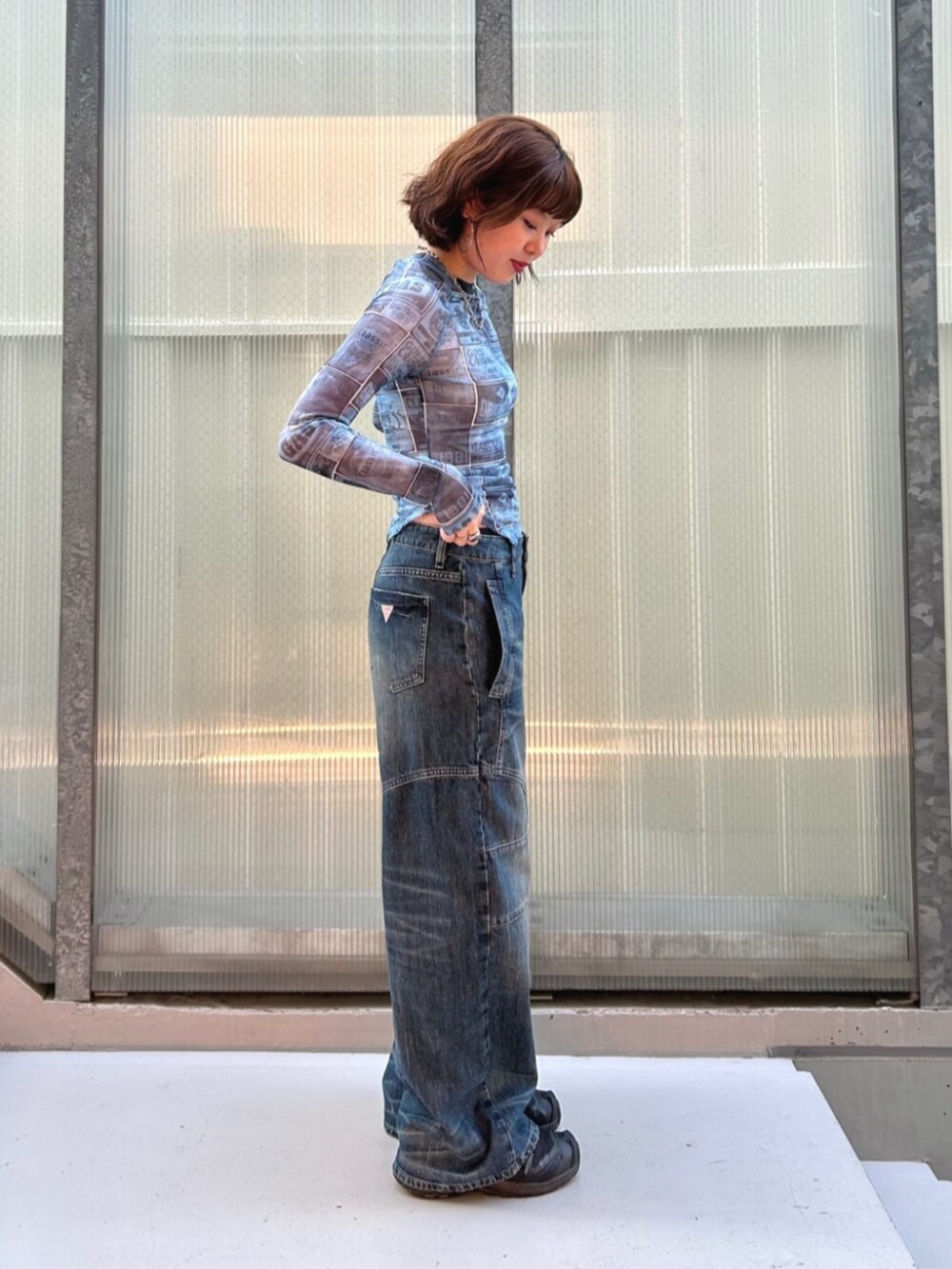 ブルー系のデニムパンツ、ブルー系のTシャツ/カットソーを着用したレディースの秋コーディネートの3枚目の写真