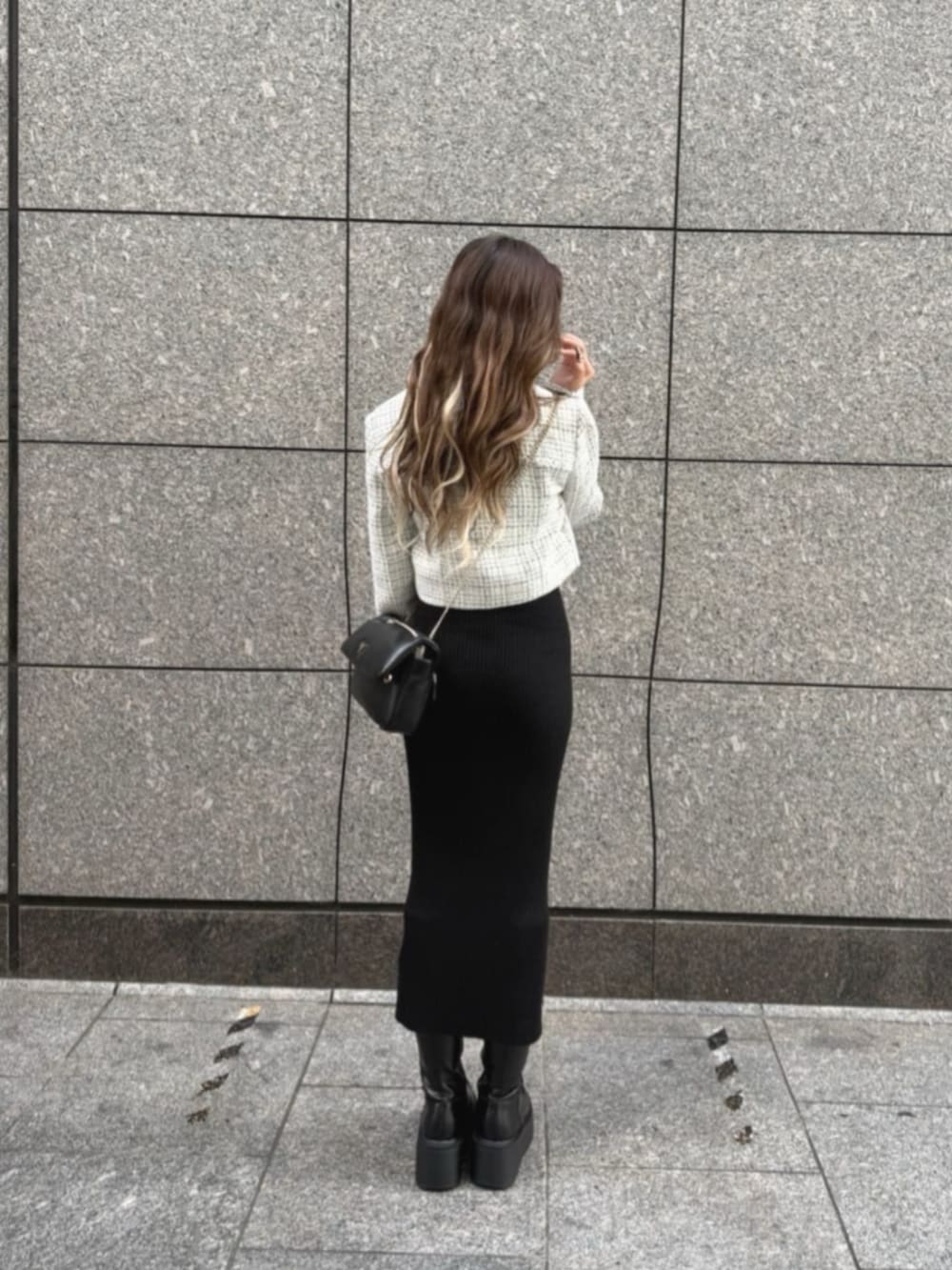 ホワイト系のその他アウター、ブラック系のショルダーバッグ、ブラック系のワンピースを着用したレディースの秋コーディネートの2枚目の写真