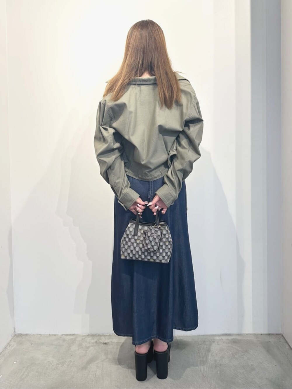 ブルー系のワンピース、グリーン系のその他アウター、ブラック系のショルダーバッグを着用したレディースの夏コーディネートの2枚目の写真