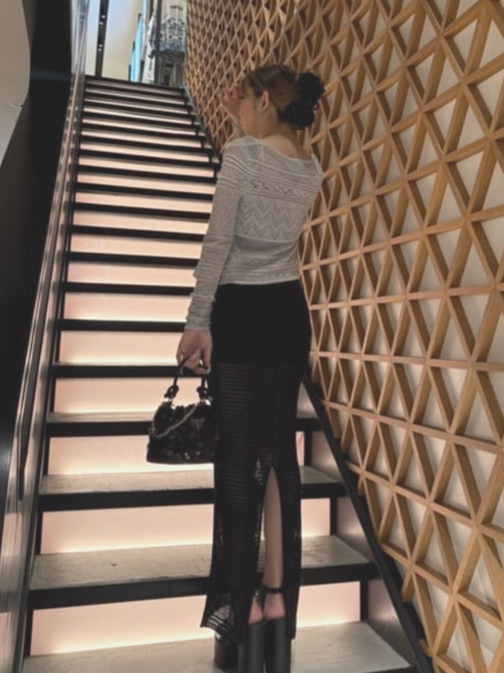 ブラック系のショルダーバッグ、ブラック系のワンピースを着用したレディースの夏コーディネートの2枚目の写真