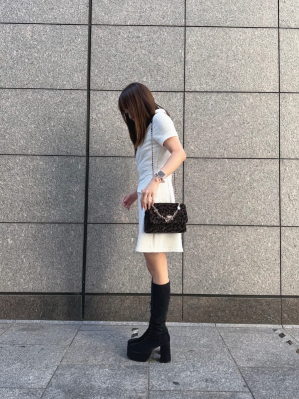 その他のショルダーバッグ、ホワイト系のワンピースを着用したレディースの秋コーディネートの3枚目の写真