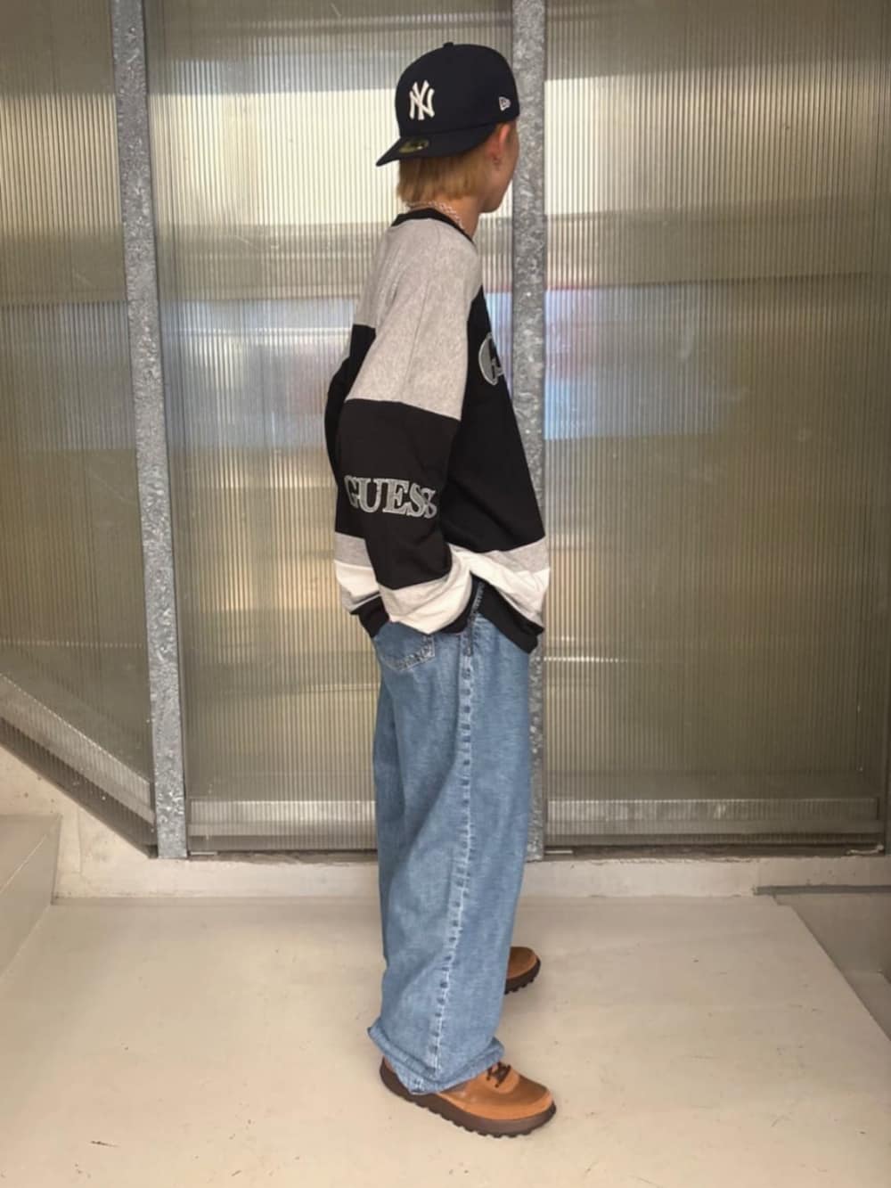 ブラック系のスウェット、ブルー系のデニムパンツ、その他のボクサーパンツを着用したメンズの秋コーディネートの3枚目の写真