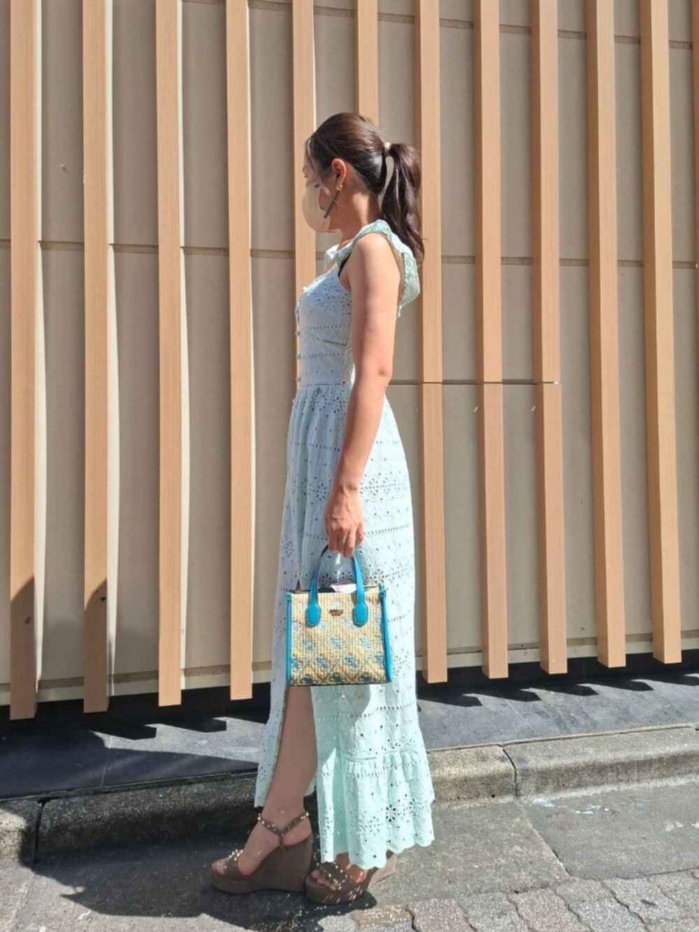 ブルー系のワンピースを着用したレディースの夏コーディネートの3枚目の写真