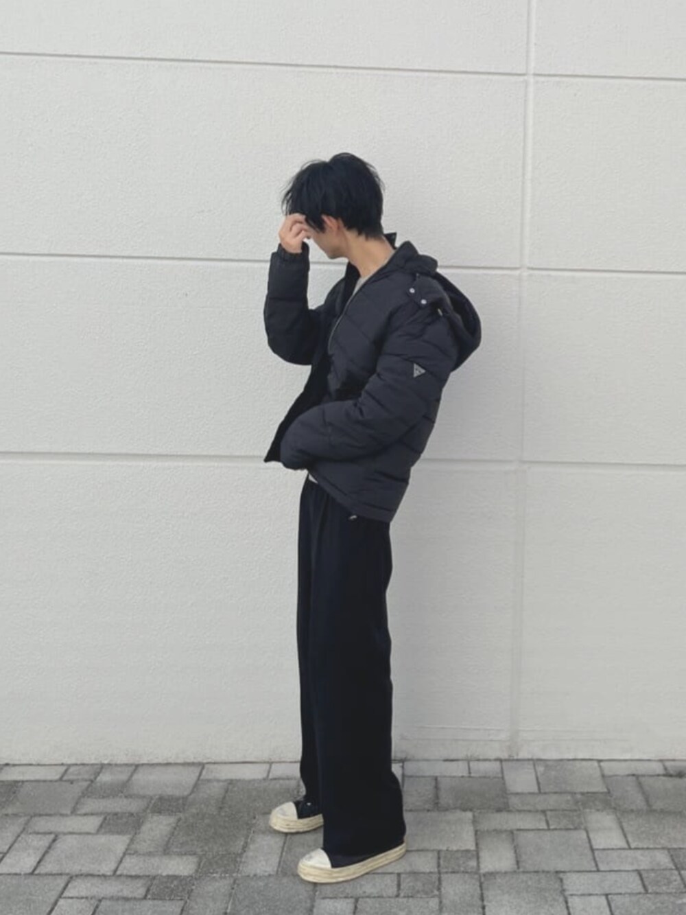 ブラック系のその他アウター、グレー系のスウェットを着用したメンズの秋コーディネートの3枚目の写真