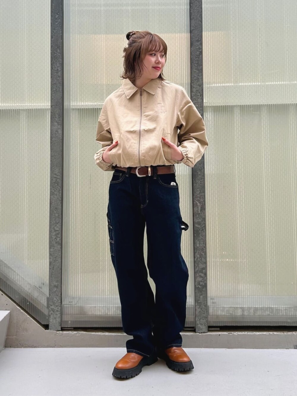 ベージュ系のその他アウター、ブルー系のデニムパンツを着用したレディースの秋コーディネートの4枚目の写真