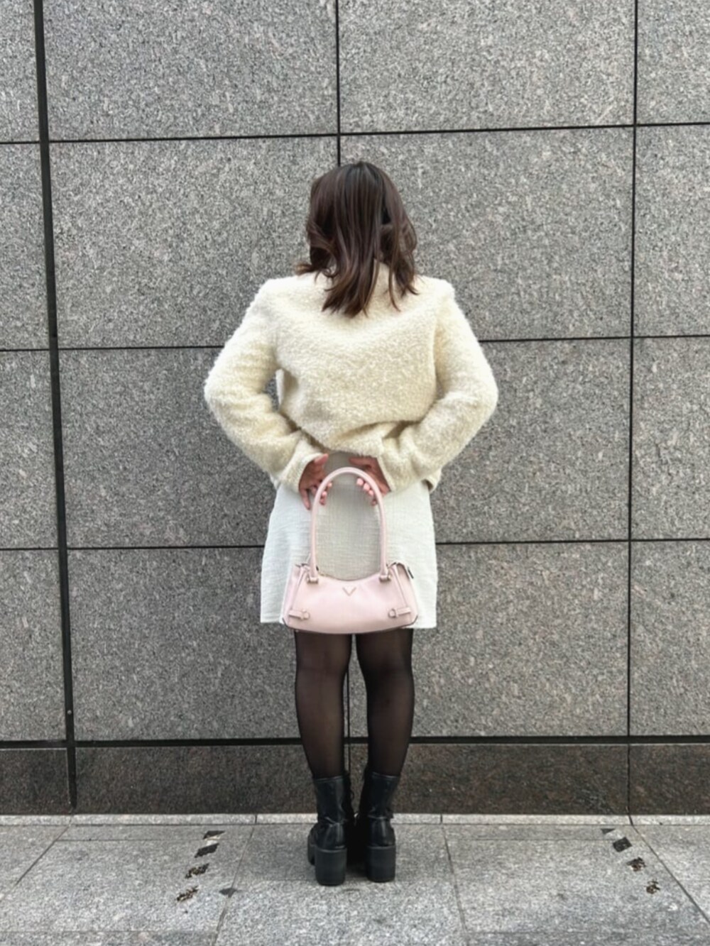 ホワイト系のワンピース、ホワイト系のノーカラージャケット、ピンク系のハンドバッグを着用したレディースの秋コーディネートの2枚目の写真