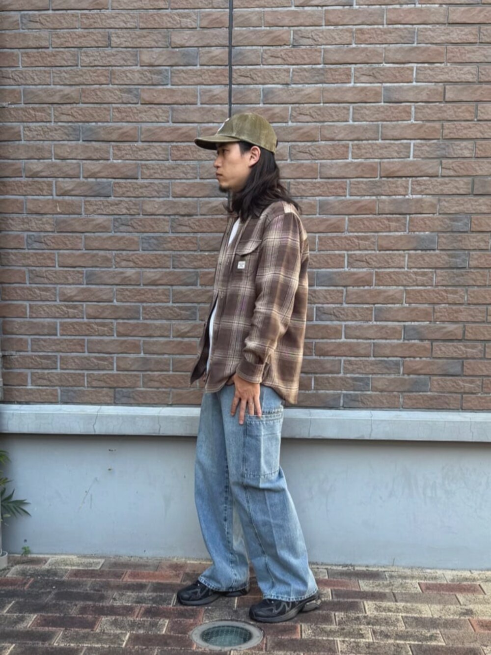 ホワイト系のTシャツ/カットソー、ブラウン系のシャツ/ブラウスを着用したメンズの秋コーディネートの3枚目の写真