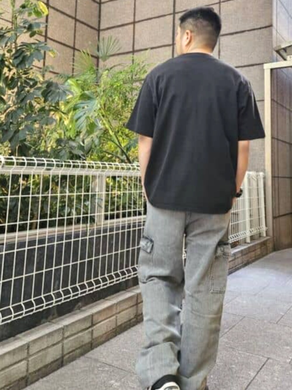 ブラック系のTシャツ/カットソー、グレー系のデニムパンツ、ブラック系のキャップを着用したメンズの夏コーディネートの2枚目の写真