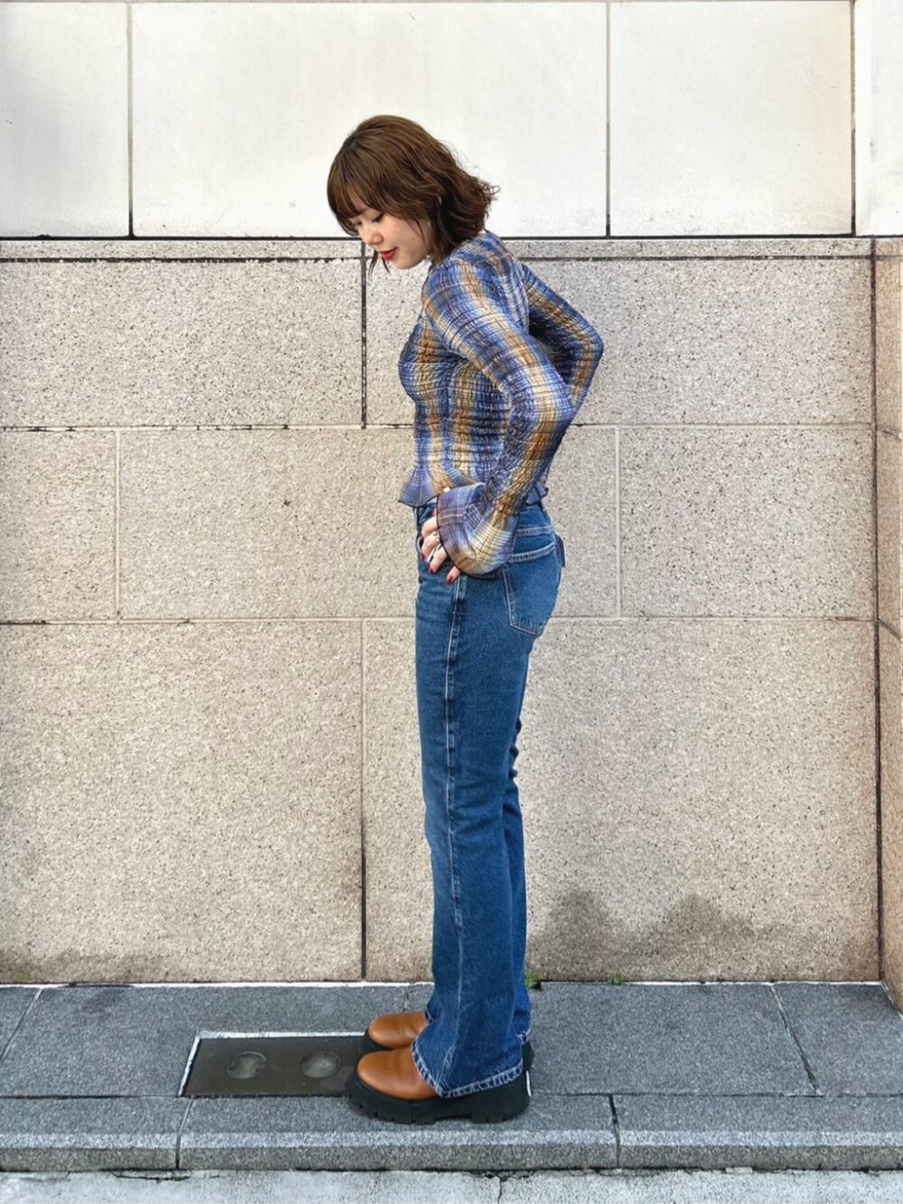 ブルー系のTシャツ/カットソー、ブルー系のデニムパンツを着用したレディースの秋コーディネートの3枚目の写真