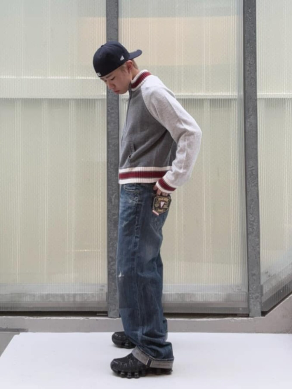 ブルー系のデニムパンツ、グレー系のカーディガン/ボレロ、その他のボクサーパンツを着用したメンズの冬コーディネートの3枚目の写真