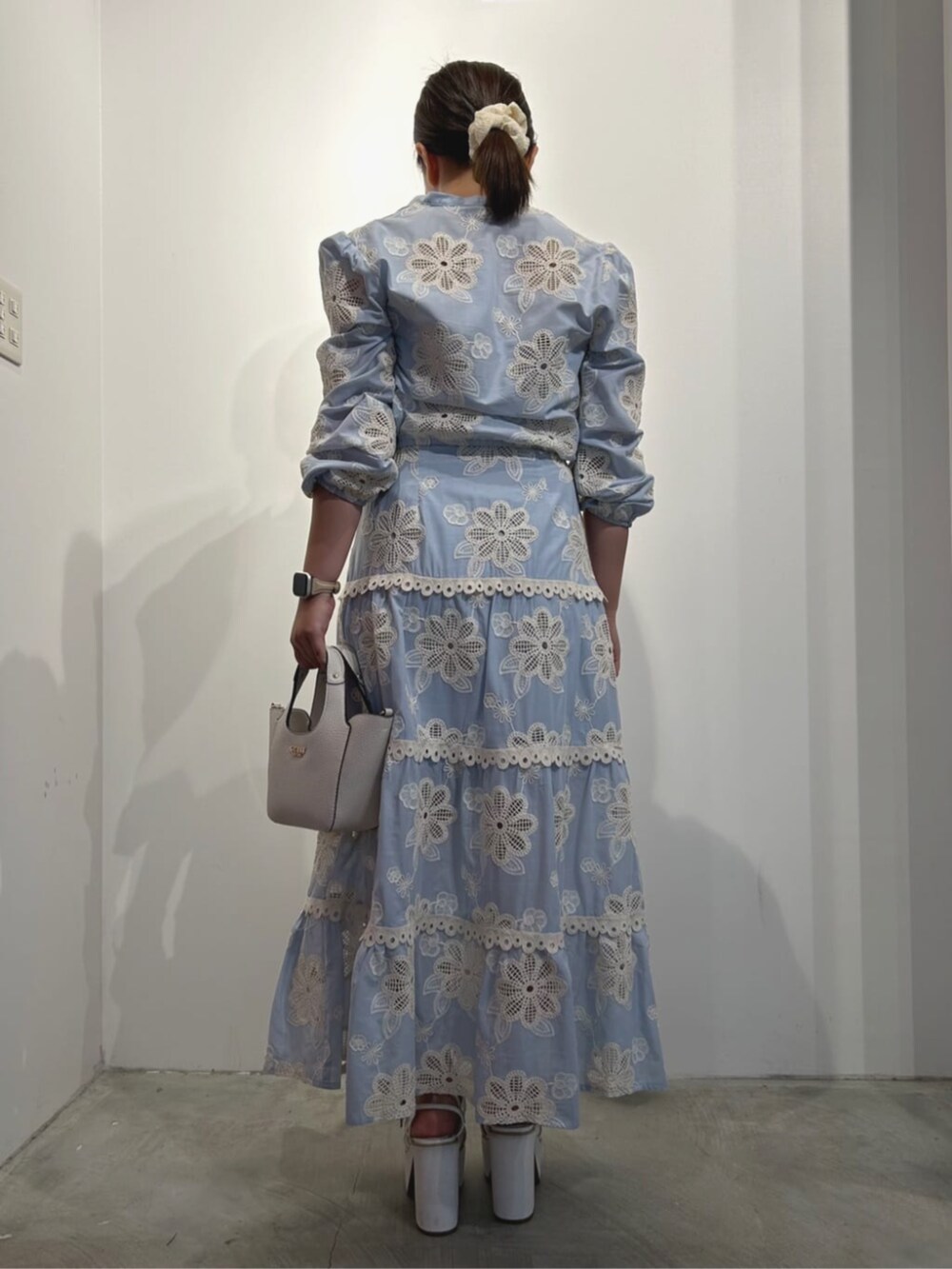 ホワイト系のショルダーバッグ、ブルー系のワンピース、ブルー系のシャツ/ブラウスを着用したレディースの夏コーディネートの2枚目の写真