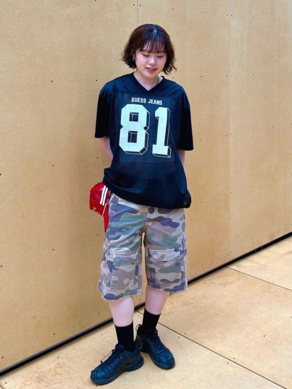 その他のカーゴパンツ、ブラック系のTシャツ/カットソー、オレンジ系のキャップを着用したレディースの夏コーディネートの4枚目の写真