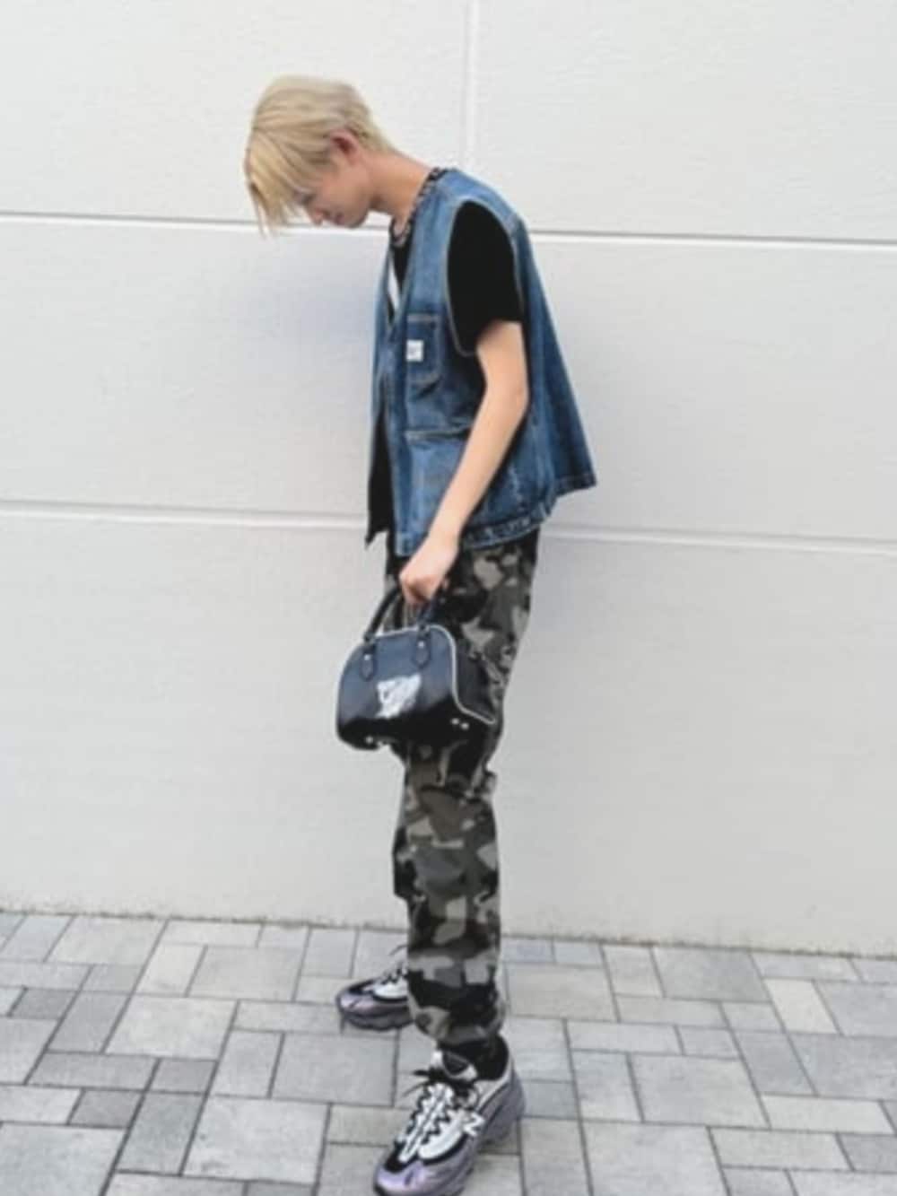 ブラック系のハンドバッグ、ブルー系のその他アウターを着用したメンズの夏コーディネートの3枚目の写真