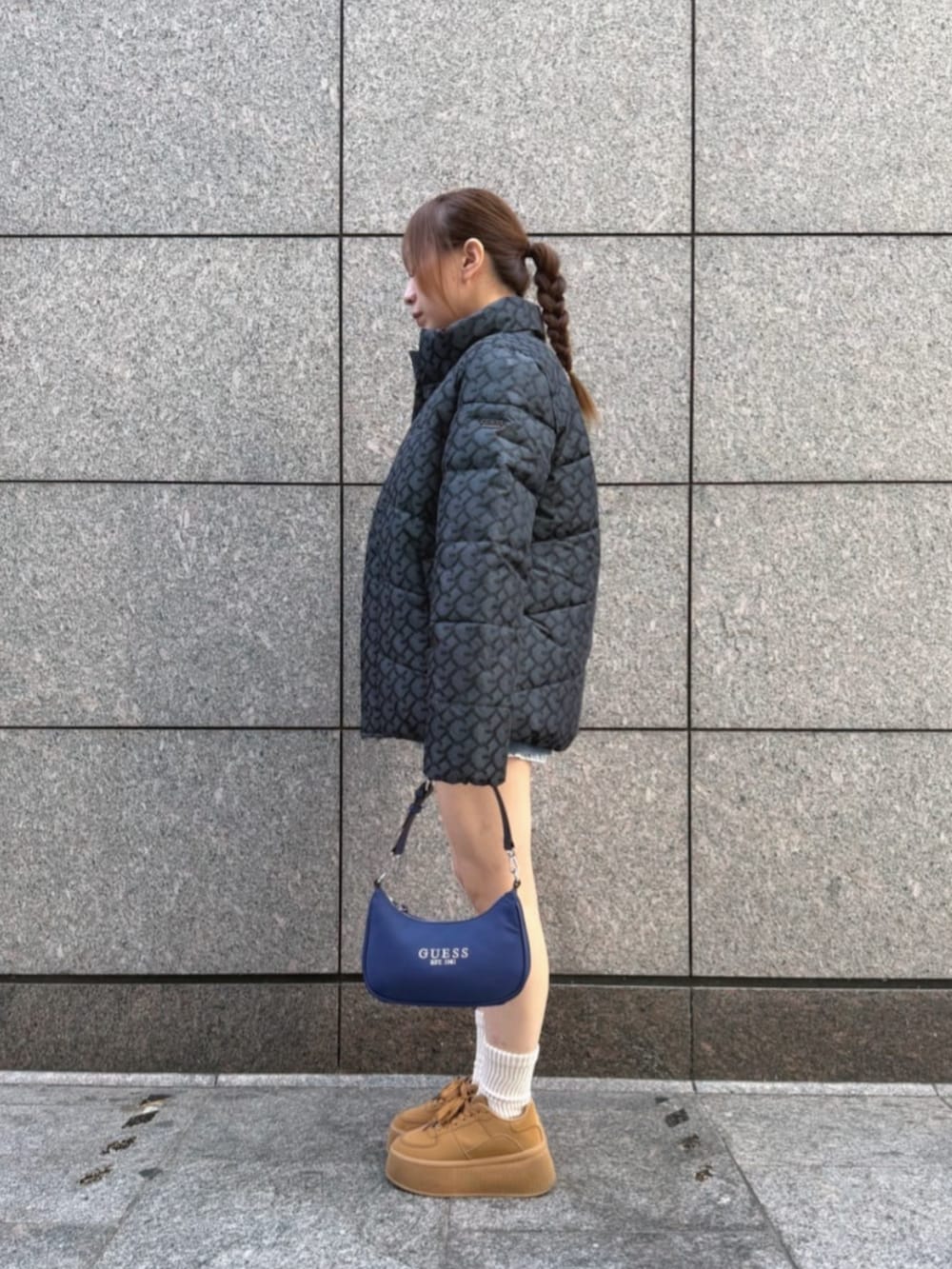 ブルー系のデニムパンツ、ブルー系のショルダーバッグ、ブルー系のスウェットを着用したレディースの冬コーディネートの3枚目の写真