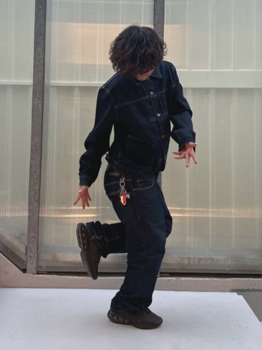 ブルー系のデニムジャケットを着用したメンズの夏コーディネートの3枚目の写真