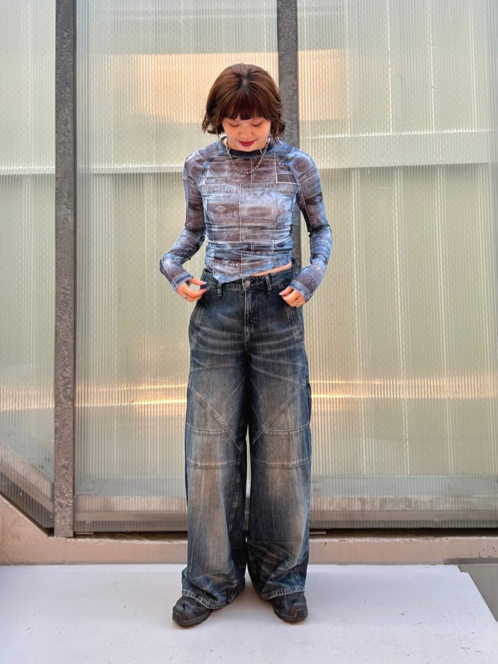 ブルー系のデニムパンツ、ブルー系のTシャツ/カットソーを着用したレディースの秋コーディネートの4枚目の写真