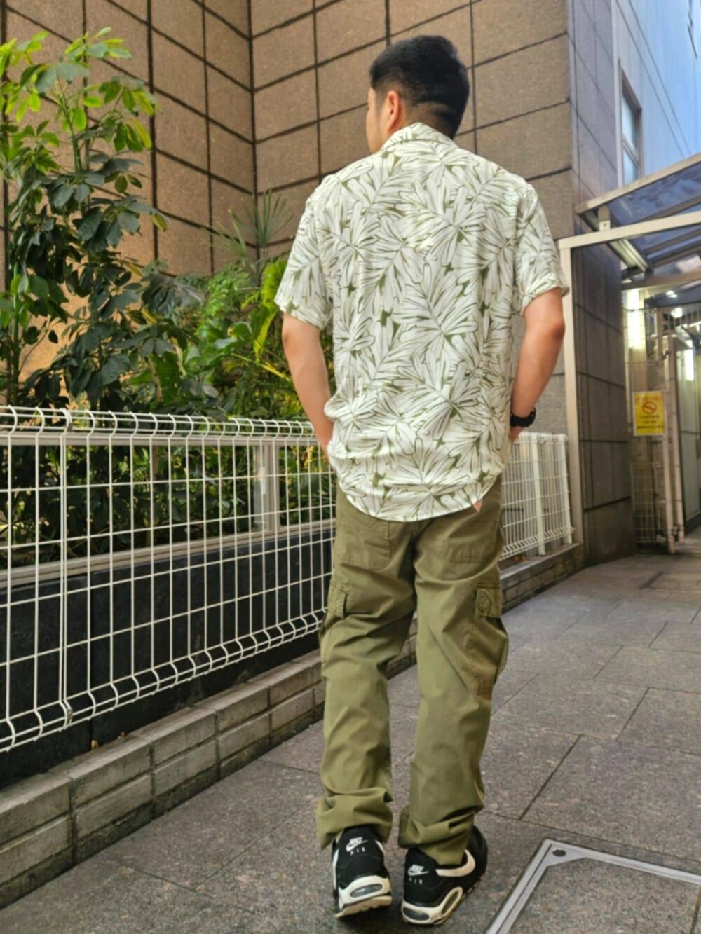 グリーン系のシャツ/ブラウス、グリーン系のカーゴパンツを着用したメンズの夏コーディネートの2枚目の写真