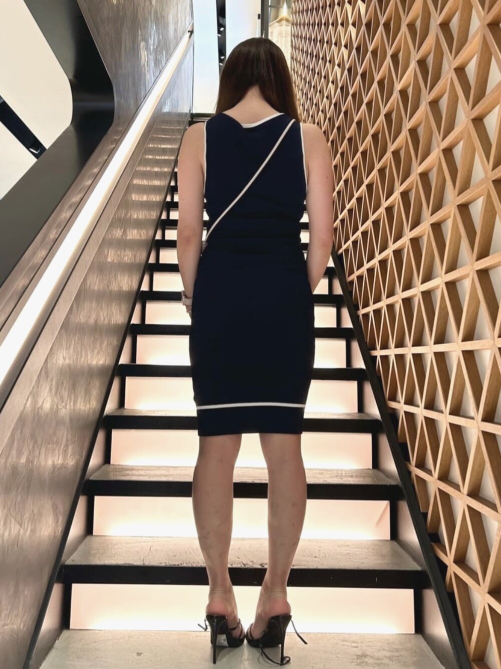 ブルー系のワンピース、ピンク系のショルダーバッグを着用したレディースの夏コーディネートの2枚目の写真