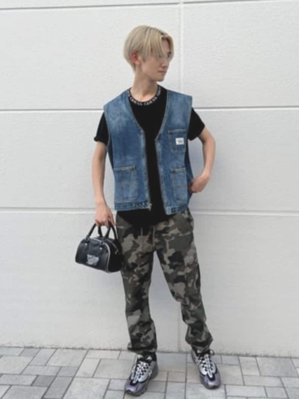 ブラック系のハンドバッグ、ブルー系のその他アウターを着用したメンズの夏コーディネートの4枚目の写真